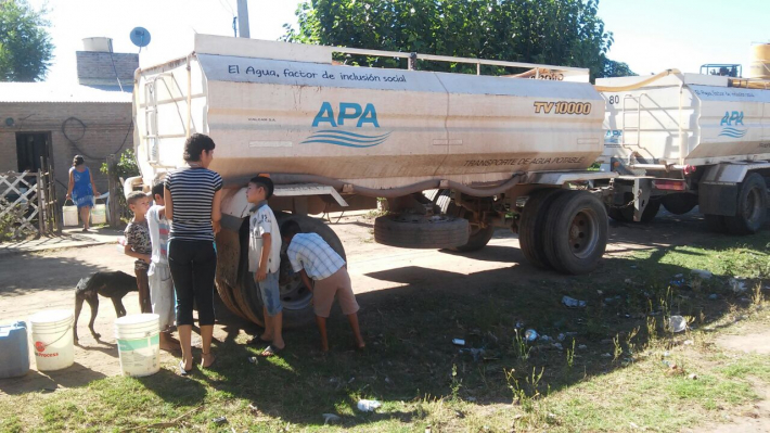 Makallé entre las localidades a la que asiste la Provincia con camiones cisterna, ante la falta de agua potable