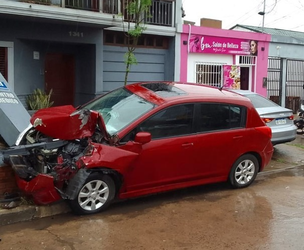 Accidente en Resistencia: Conductor Aterriza sobre Cartelería de Centro Médico