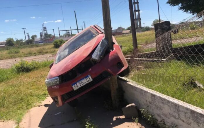 Accidente en Resistencia: Conductor se da a la fuga tras chocar contra escuela y poste de televisión