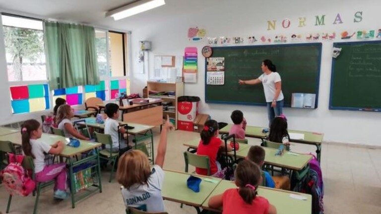 Polémica por salario docente: Gobierno fija 0.000 como mínimo pese al rechazo sindical