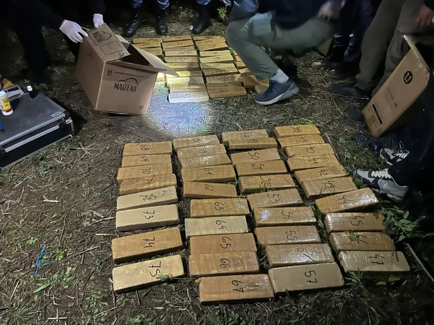 Resistencia: abandonaron 75 panes de marihuana y huyeron hacia el monte