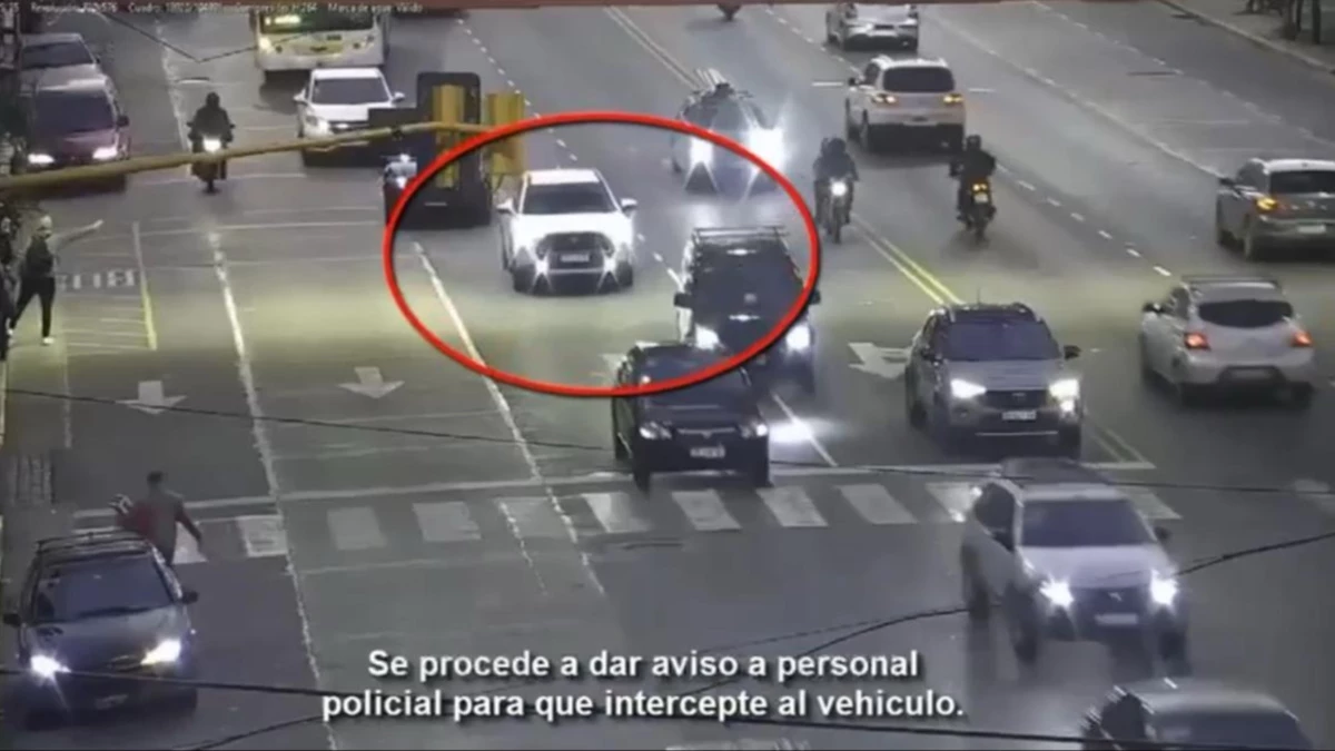Cuatro menores entre 13 y 17 años robaron una camioneta a punta de pistola y terminaron chocando contra un patrullero