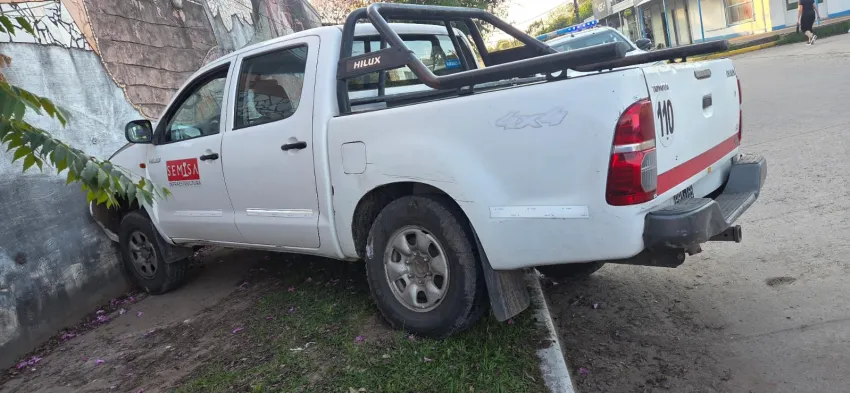 Choque contra muro de escuela en Puerto Tirol: conductor descompensado