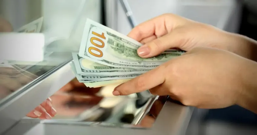 El dólar oficial salta a 65; el blue se ubica en 25