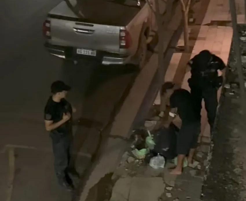 Policía golpea a joven que revisaba basura en Corrientes: video viraliza repudio