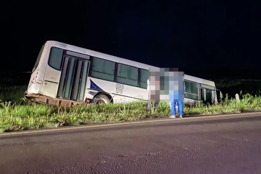 Colectivo Despista en Ruta 16 Cerca de Laguna Blanca y Cae a Alcantarilla Colectivo Despista en Ruta 16 Cerca de Laguna Blanca y Cae a Alcantarilla