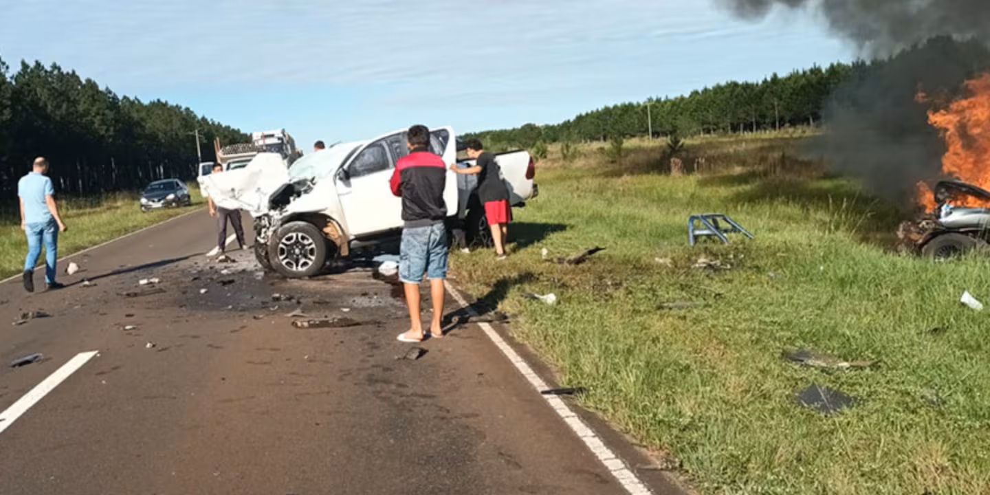 Cuatro muertos tras choque frontal de dos camionetas en la RN12 kilómetro 1304