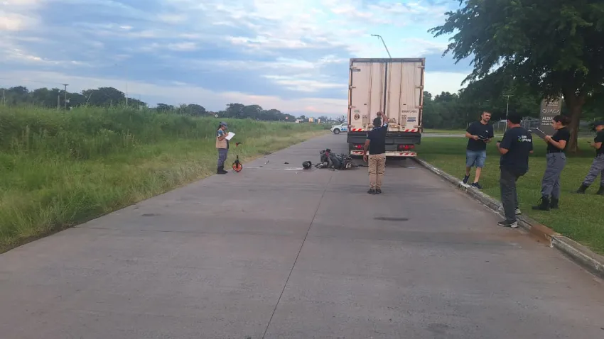 Motociclista en estado grave tras chocar con acoplado en Ruta 16