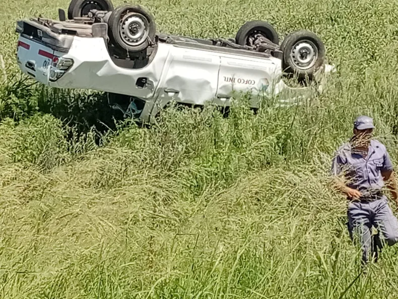 Un conductor volcó en la Ruta 89 tras clavarse un hierro en su rueda