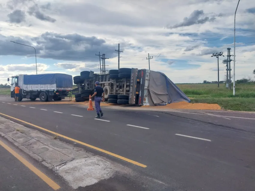 Vuelco de un camión con maíz en el cruce de las rutas 95 y 6