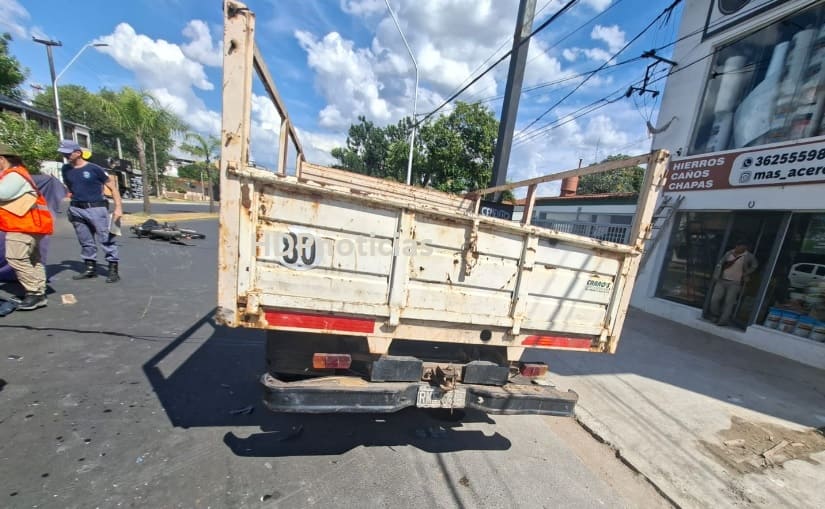 Motociclista murió al chocar contra camión estacionado en Resistencia