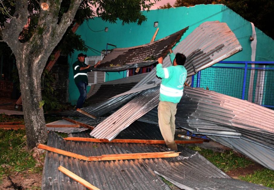 Resistencia: El viento voló el techo de una escuela sobre una casa