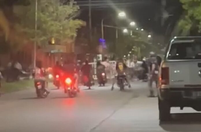 Estampida de motoqueros evadió un control policial en Sáenz Peña