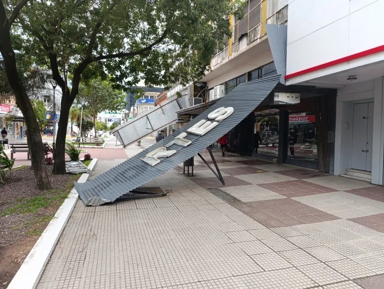 Fuertes vientos derribaron un cartel en la peatonal de Resistencia