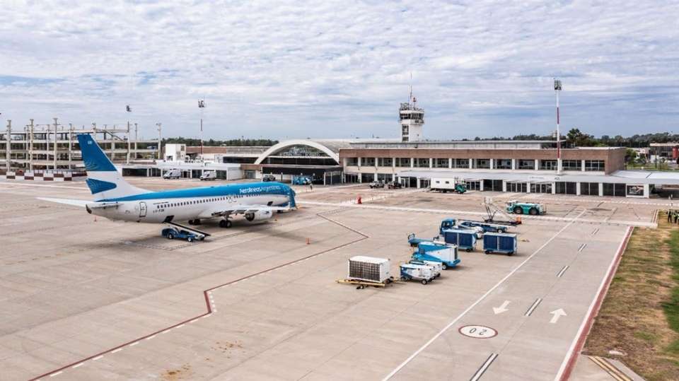 Detuvieron a una pareja tras intentar tener relaciones sexuales en un avión