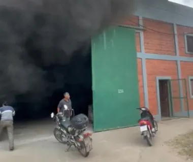 Explosión de una batería originó un incendio en un taller metalúrgico de Resistencia Explosión de una batería originó un incendio en un taller metalúrgico de Resistencia