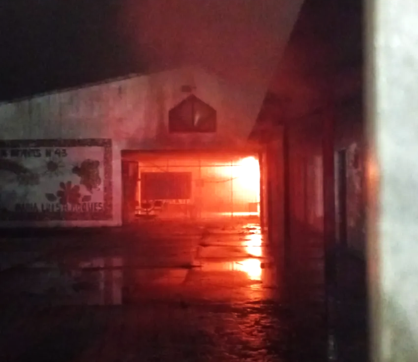 Se incendió un transformador y el fuego alcanzó un jardín en Resistencia