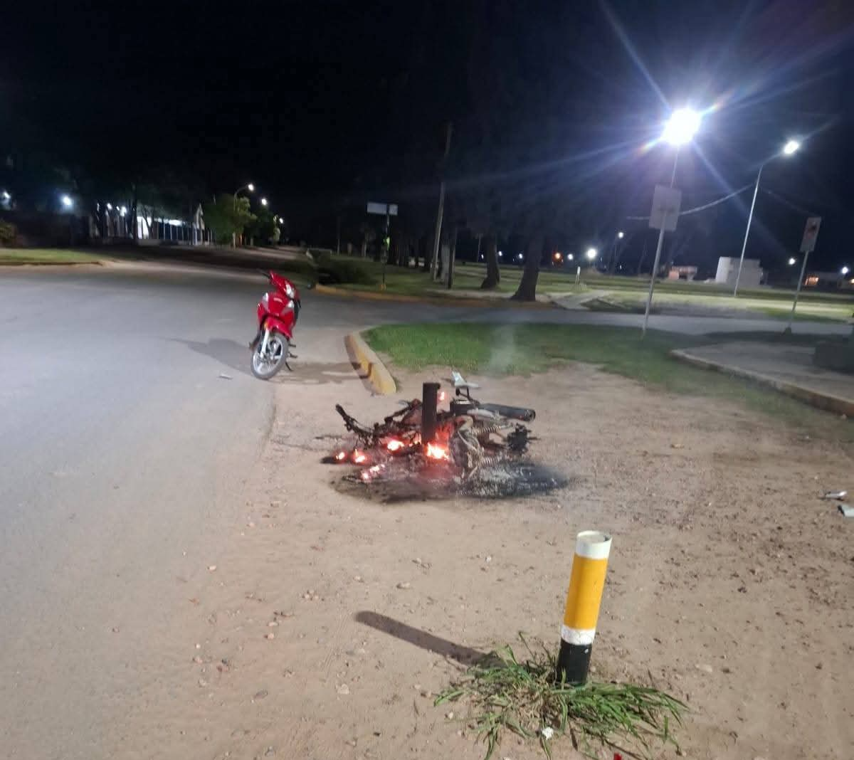Violencia en Corzuela: un menor apuñalado y su motocicleta incendiada