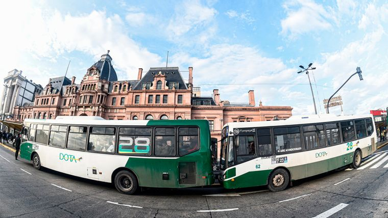 El boleto de colectivo aumentó cinco veces más que la inflación desde que asumió Milei