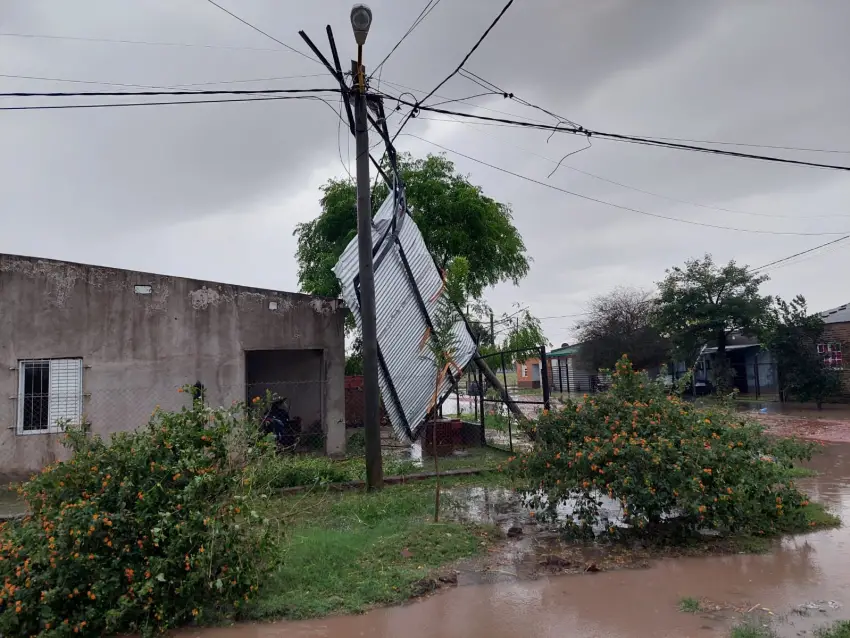 Temporal en Santa Sylvina: Lluvias y fuertes vientos provocan daños materiales y obstrucciones en rutas