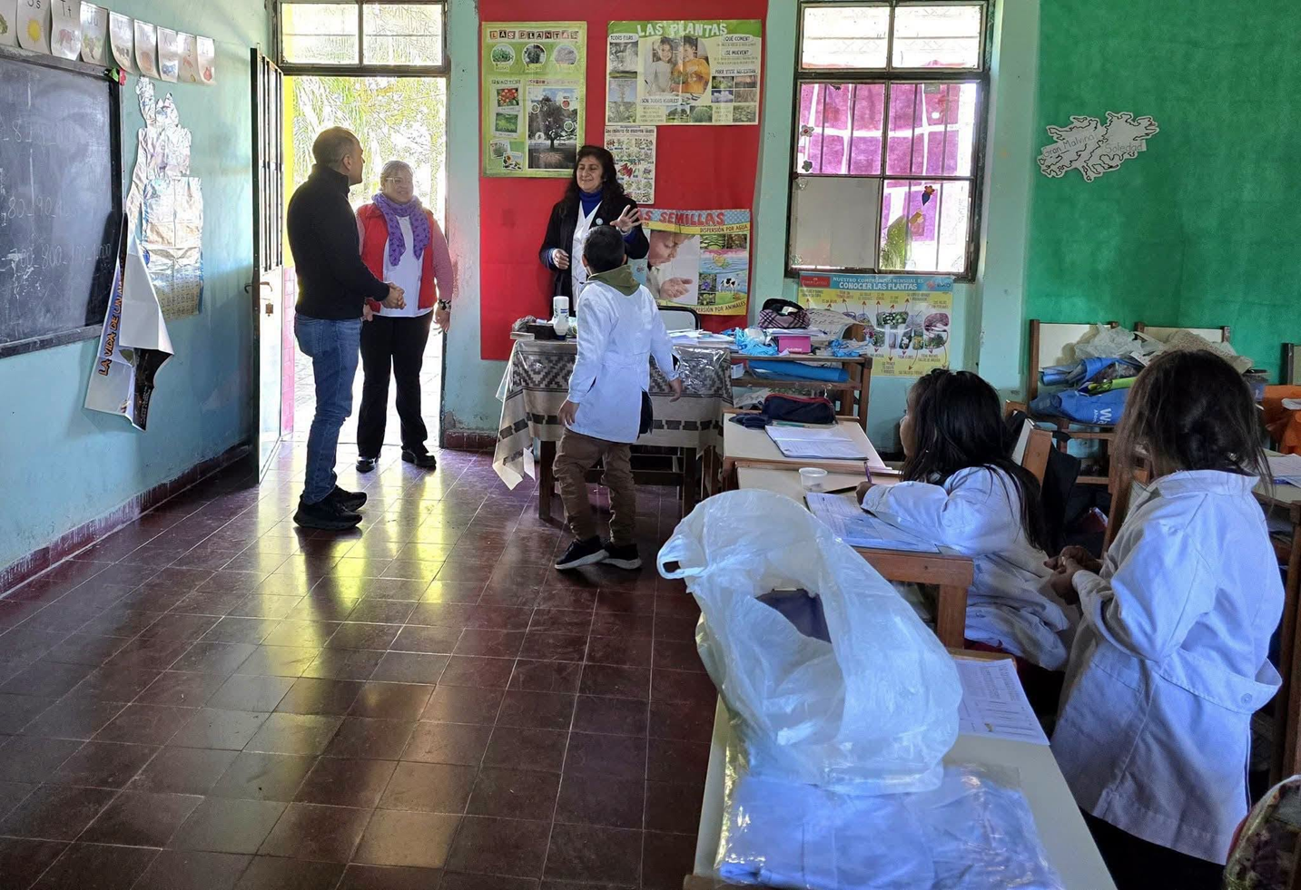 Colonia Elisa entregó guardapolvos a alumnos de cuarto grado