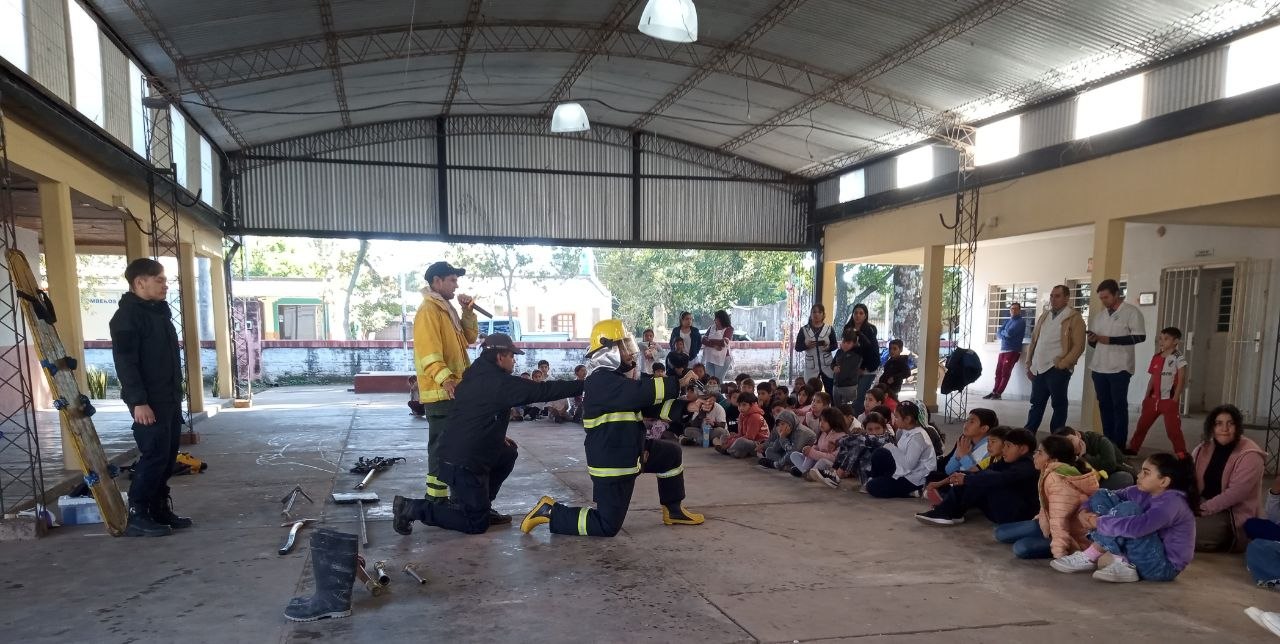 Bomberos de Makallé realizaron charlas y simulacro en la Escuela 947