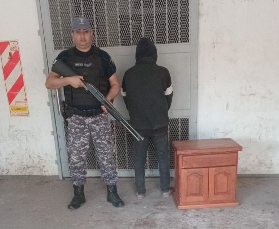 Le gustó una mesa de luz, se la llevó y fue detenido en Makallé