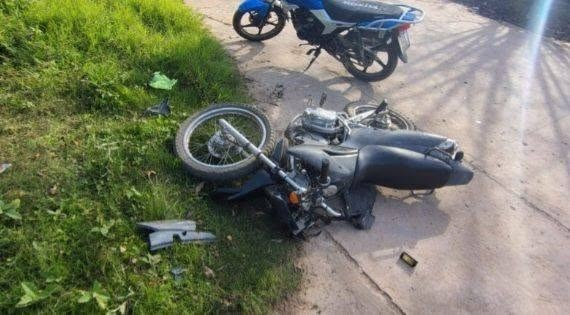 Violento choque de motocicletas en Colonia Elisa deja a una mujer con heridas de gravedad Violento choque de motocicletas en Colonia Elisa deja a una mujer con heridas de gravedad