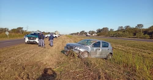 Grave accidente en la Ruta 16: una mujer resultó herida tras despistar con su vehículo en Colonia Popular Grave accidente en la Ruta 16: una mujer resultó herida tras despistar con su vehículo en Colonia Popular