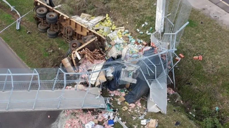 Trágico accidente en Puerto Tirol: un camionero murió tras chocar y derribar un puente peatonal Trágico accidente en Puerto Tirol: un camionero murió tras chocar y derribar un puente peatonal