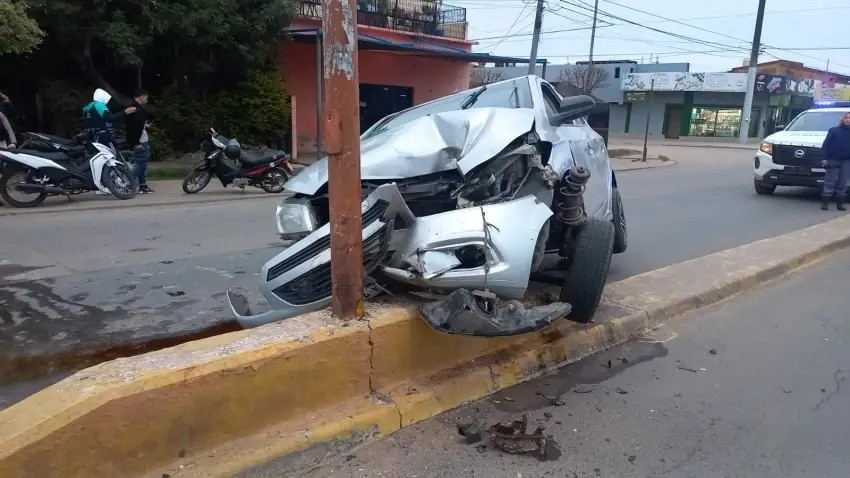 Fuerte choque en avenida Castelli: un joven perdió el control e impactó contra una columna de alumbrado