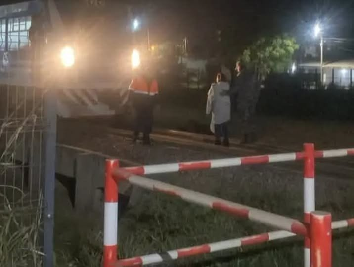 Intervención heroica en Charata: un oficial de policía salvó a una mujer de ser arrollada por el tren
