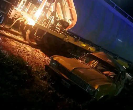 Milagro en General Pinedo: un tren de carga embistió a un automóvil Milagro en General Pinedo: un tren de carga embistió a un automóvil
