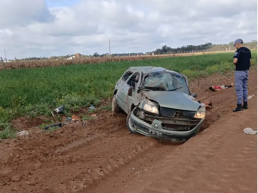 Persecución cinematográfica y vuelco en la Ruta 5: huían de la policía en un auto robado Persecución cinematográfica y vuelco en la Ruta 5: huían de la policía en un auto robado