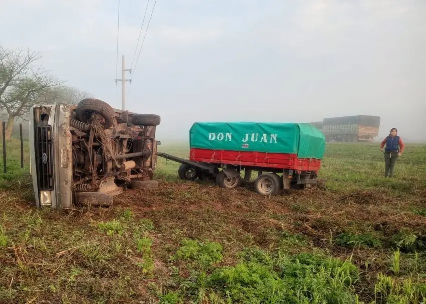 Camioneta con acoplado vuelca tras choque en Ruta 16
