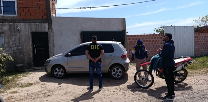 Avanza la investigación por el millonario robo en Makallé: secuestran un vehículo en Fontana