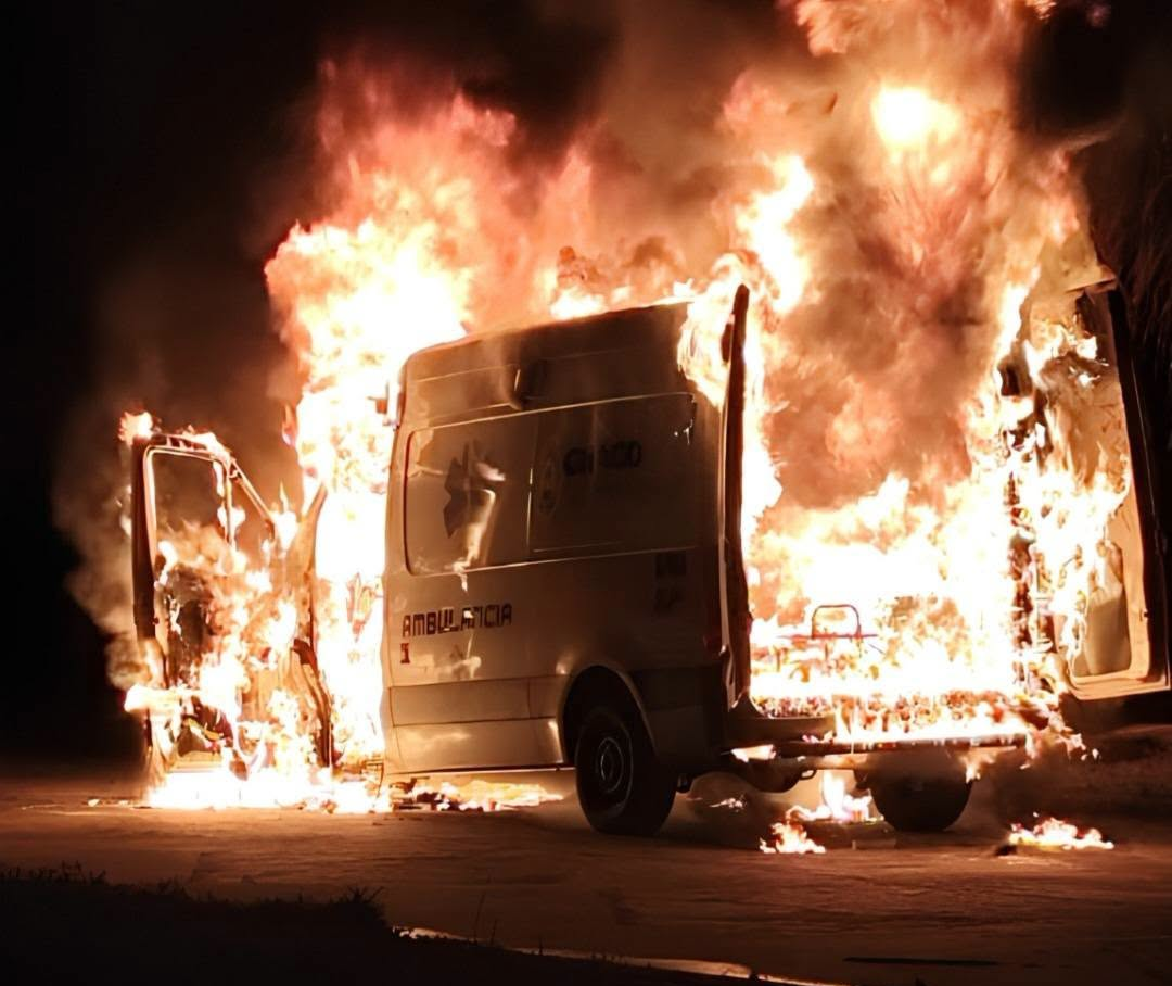 Siniestro total: una ambulancia del hospital de Charata quedó destruida tras un incendio por falla mecánica