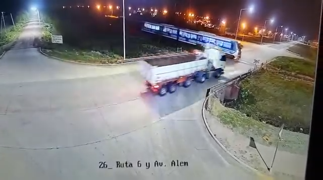 Susto en Las Breñas: un camión y un tren protagonizaron un tenso incidente en un paso a nivel (VER VIDEO)
