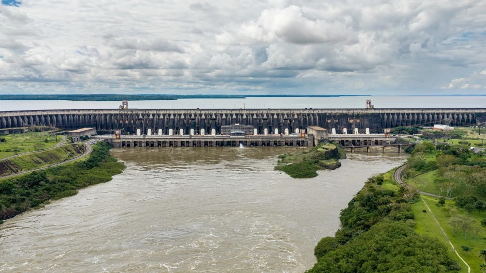Itaipú cerró el vertedero y busca contener la crecida del río Paraná