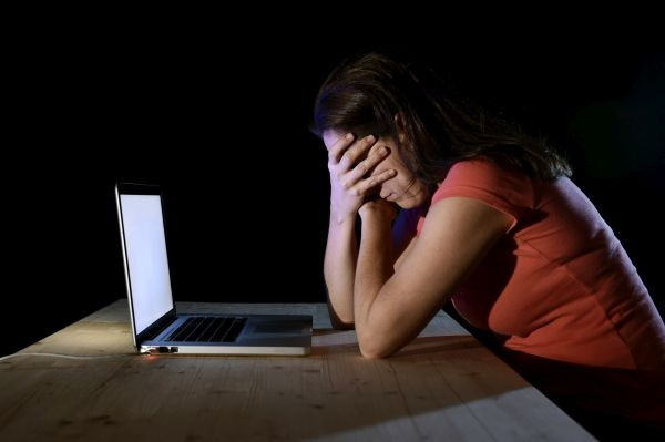 Condenan a una mujer por acusar de robo a su vecina en Facebook