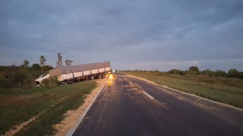 Dos camiones chocaron en la Ruta 16: un conductor hospitalizado y carga desparramada