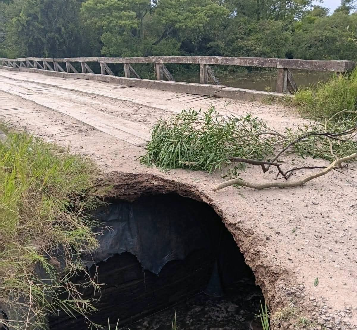 La crecida del río Paraná provoca un peligroso socavón y el cierre total de un puente en Colonia Benítez