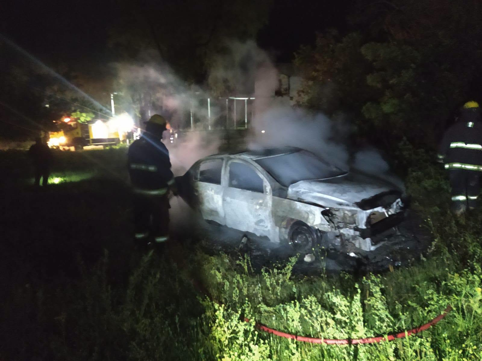 Antequeras: un auto se incendió por completo y su conductor sufrió quemaduras Antequeras: un auto se incendió por completo y su conductor sufrió quemaduras