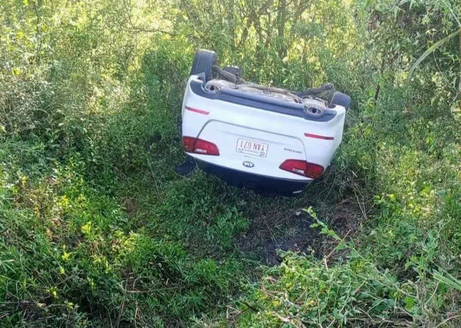 Vuelco en la Ruta 4: Una pareja denuncia que un bache profundo provocó el siniestro cerca de Villa Berthet Vuelco en la Ruta 4: Una pareja denuncia que un bache profundo provocó el siniestro cerca de Villa Berthet
